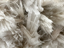 Load image into Gallery viewer, Scolecite