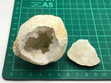 Load image into Gallery viewer, Quartz geode
