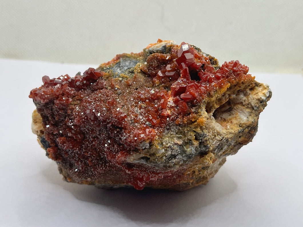 Vanadinite on Baryte