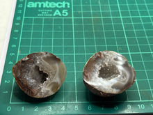 Load image into Gallery viewer, Agate geode
