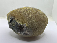 Load image into Gallery viewer, Agate geode
