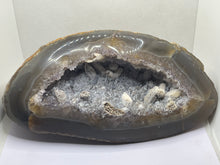 Load image into Gallery viewer, Agate geode
