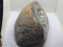 Load image into Gallery viewer, Agate geode
