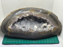 Load image into Gallery viewer, Agate geode
