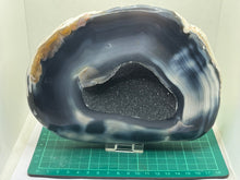 Load image into Gallery viewer, Agate geode
