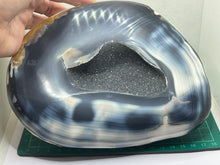 Load image into Gallery viewer, Agate geode
