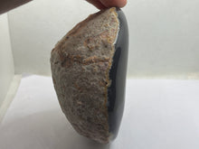 Load image into Gallery viewer, Agate geode
