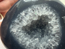 Load image into Gallery viewer, Agate geode
