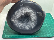 Load image into Gallery viewer, Agate geode
