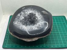 Load image into Gallery viewer, Agate geode
