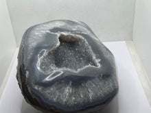 Load image into Gallery viewer, Agate geode
