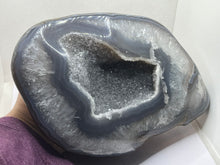 Load image into Gallery viewer, Agate geode
