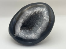 Load image into Gallery viewer, Agate geode
