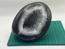 Load image into Gallery viewer, Agate geode
