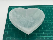 Load image into Gallery viewer, Heart selenite bowl
