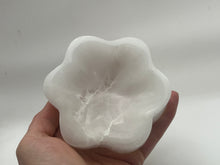 Load image into Gallery viewer, Flower selenite bowl
