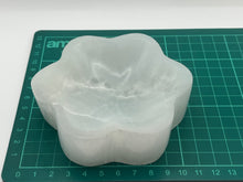 Load image into Gallery viewer, Flower selenite bowl
