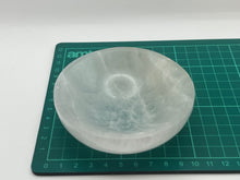 Load image into Gallery viewer, Round selenite bowl
