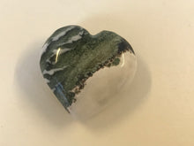 Load image into Gallery viewer, Green sardonyx carved heart
